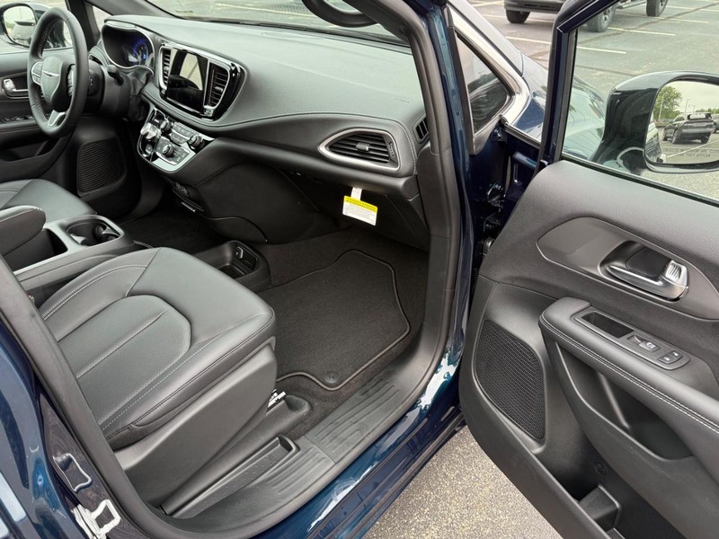 Chrysler Pacifica Vehicle Full-screen Gallery Image 17