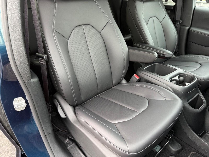 Chrysler Pacifica Vehicle Full-screen Gallery Image 18