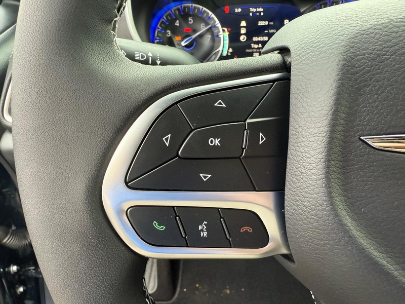 Chrysler Pacifica Vehicle Full-screen Gallery Image 22