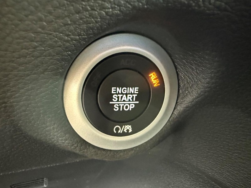 Chrysler Pacifica Vehicle Full-screen Gallery Image 24