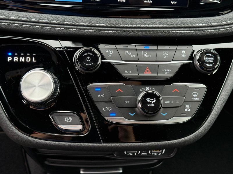 Chrysler Pacifica Vehicle Full-screen Gallery Image 27