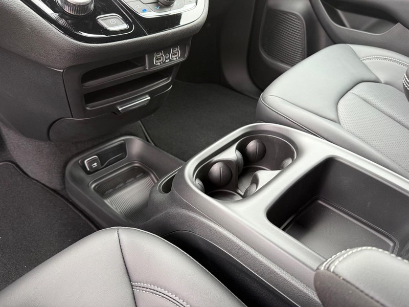 Chrysler Pacifica Vehicle Full-screen Gallery Image 28