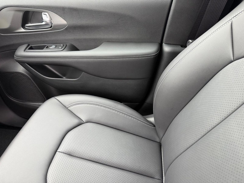 Chrysler Pacifica Vehicle Full-screen Gallery Image 29