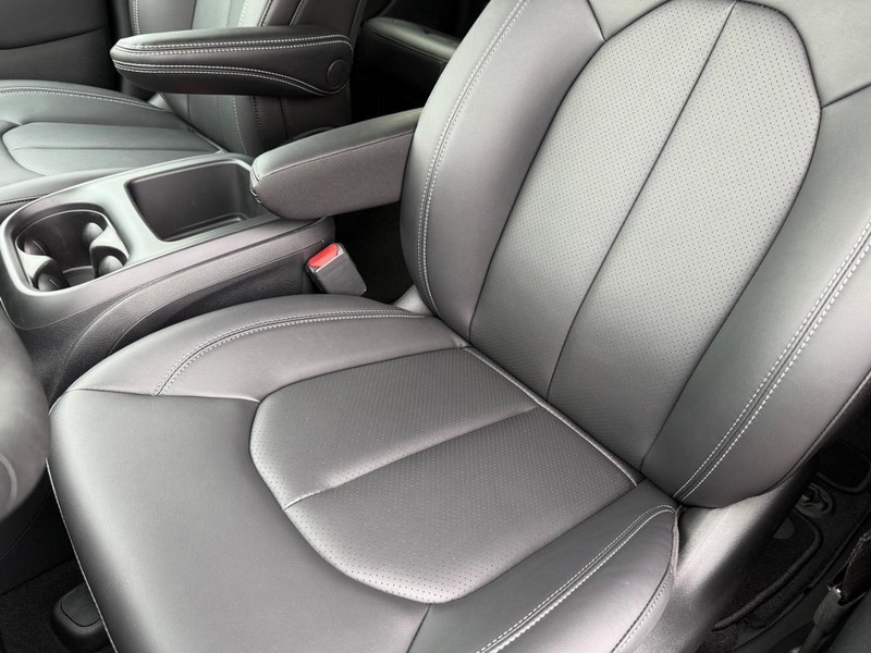 Chrysler Pacifica Vehicle Full-screen Gallery Image 32