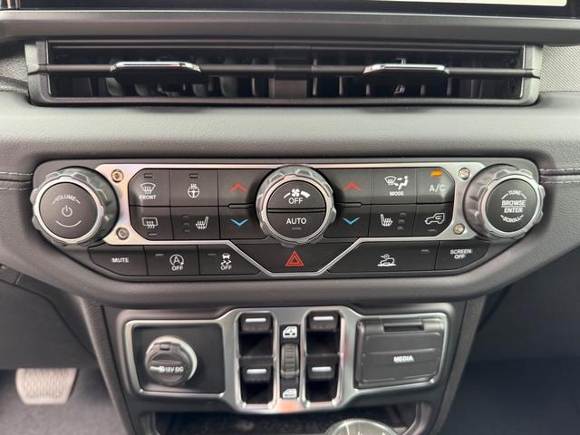 Jeep Wrangler Vehicle Full-screen Gallery Image 24