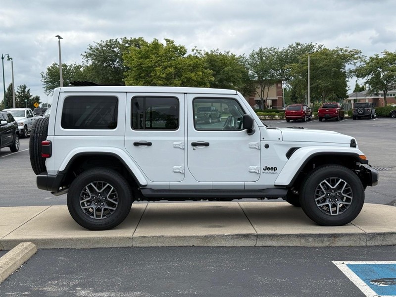 Jeep Wrangler Vehicle Full-screen Gallery Image 2