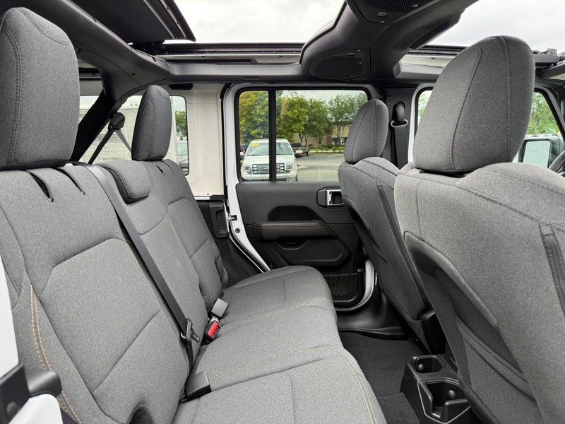 Jeep Wrangler Vehicle Full-screen Gallery Image 11