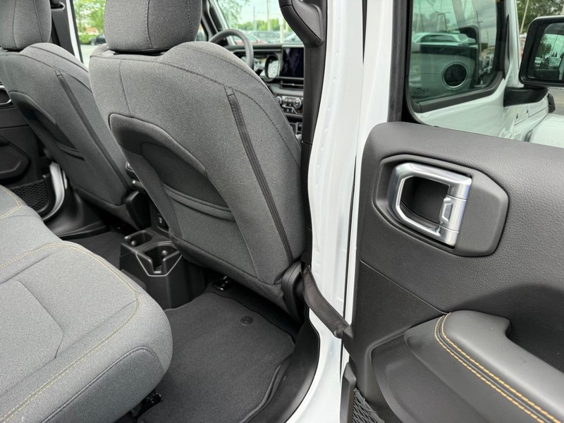 Jeep Wrangler Vehicle Full-screen Gallery Image 12