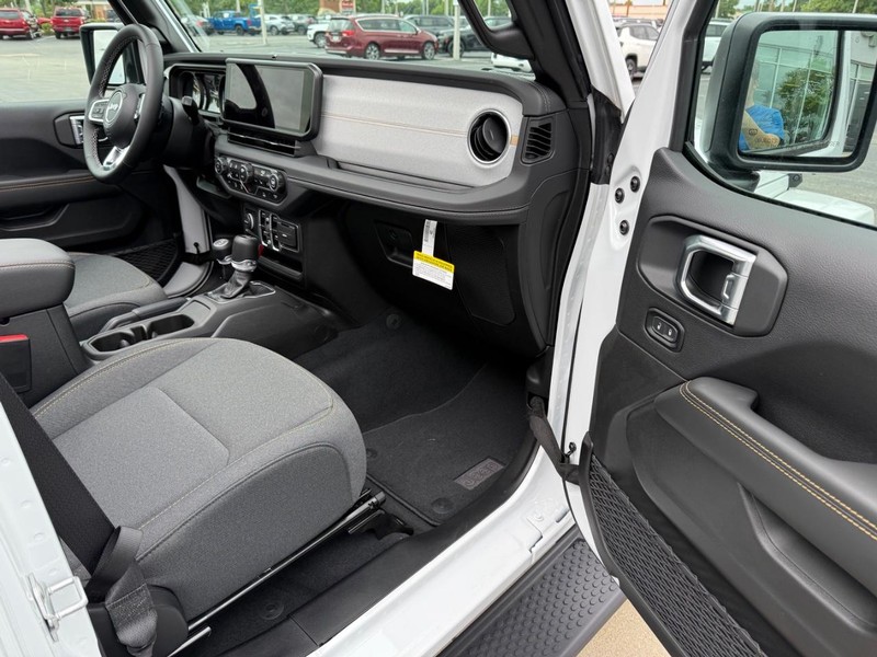 Jeep Wrangler Vehicle Full-screen Gallery Image 16