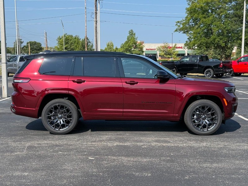 Jeep Grand Cherokee L Vehicle Full-screen Gallery Image 2