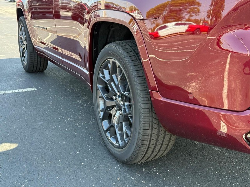 Jeep Grand Cherokee L Vehicle Full-screen Gallery Image 6