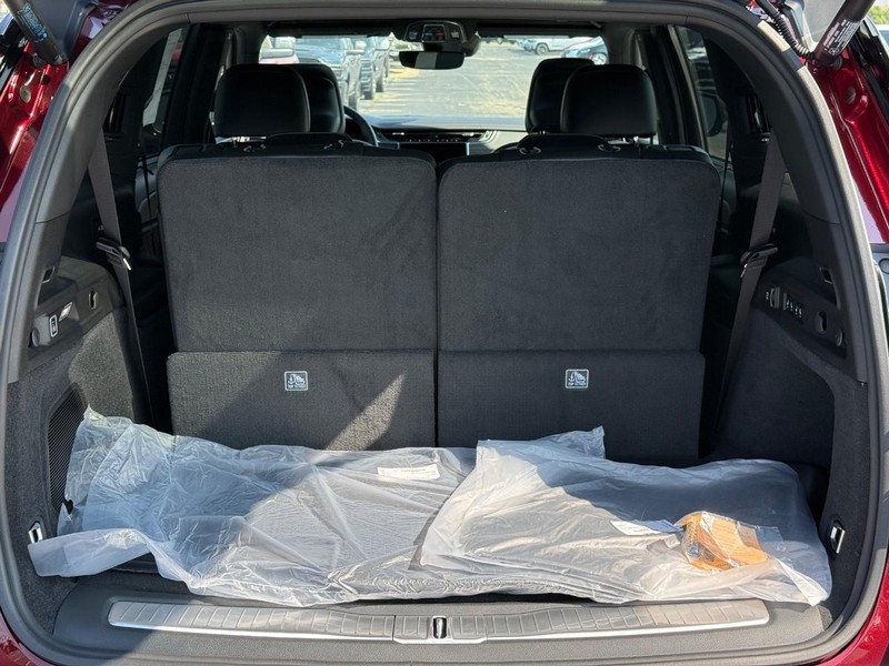 Jeep Grand Cherokee L Vehicle Full-screen Gallery Image 7