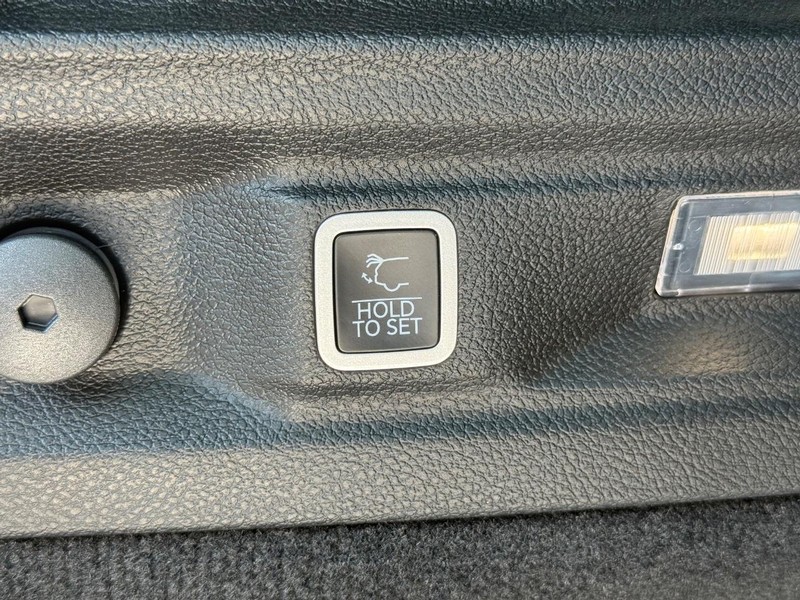 Jeep Grand Cherokee L Vehicle Full-screen Gallery Image 8