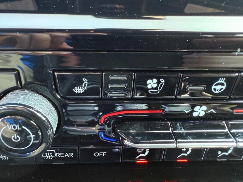 Jeep Grand Cherokee L Vehicle Full-screen Gallery Image 24