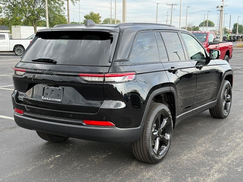 Jeep Grand Cherokee Vehicle Full-screen Gallery Image 3