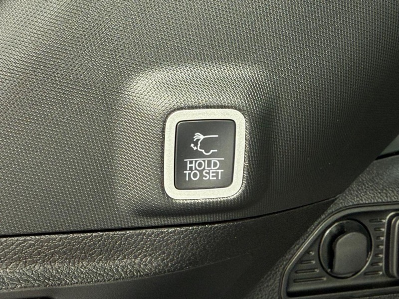 Jeep Grand Cherokee Vehicle Full-screen Gallery Image 8