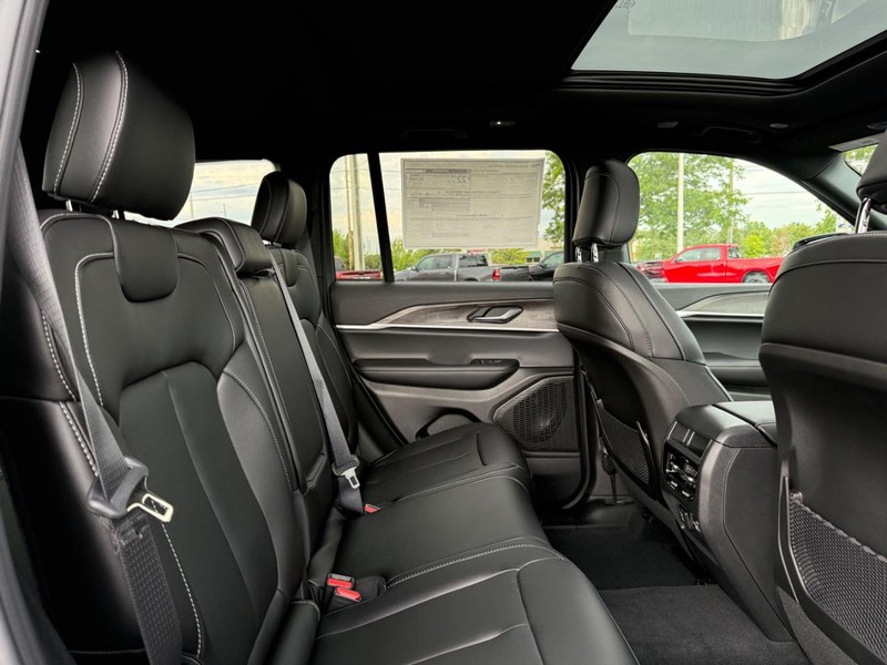 Jeep Grand Cherokee Vehicle Full-screen Gallery Image 12