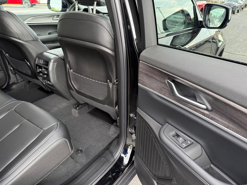 Jeep Grand Cherokee Vehicle Full-screen Gallery Image 13