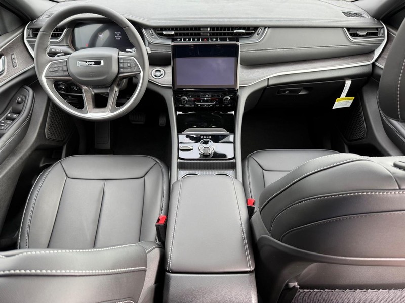 Jeep Grand Cherokee Vehicle Full-screen Gallery Image 15