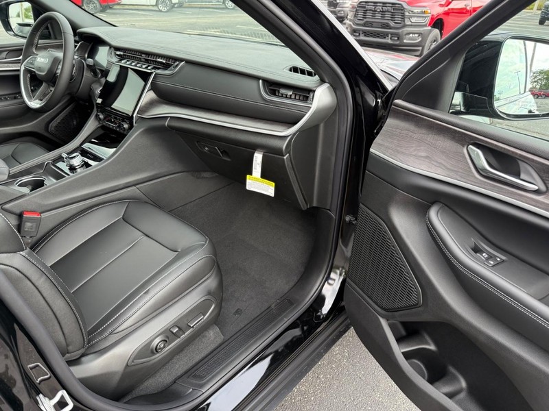 Jeep Grand Cherokee Vehicle Full-screen Gallery Image 17