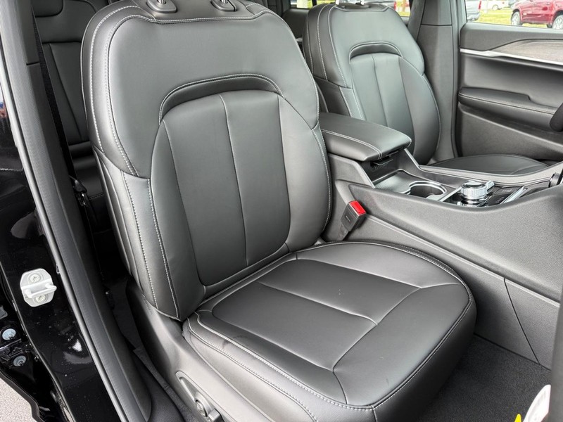 Jeep Grand Cherokee Vehicle Full-screen Gallery Image 18