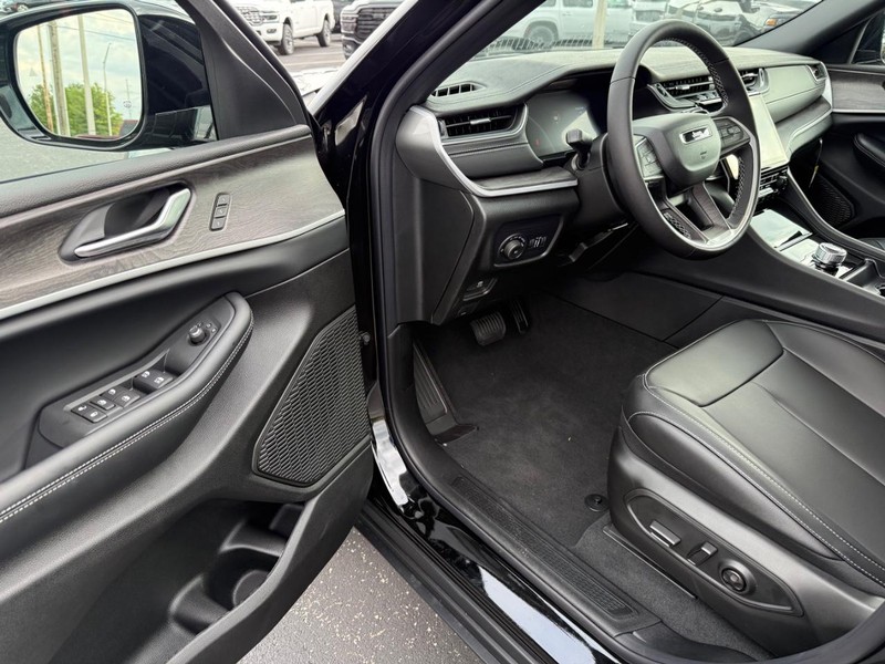 Jeep Grand Cherokee Vehicle Full-screen Gallery Image 19