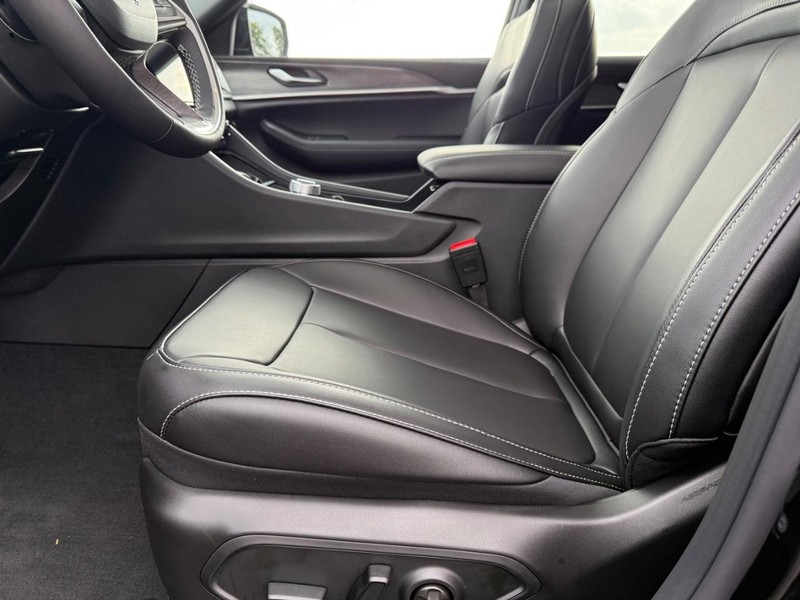 Jeep Grand Cherokee Vehicle Full-screen Gallery Image 20