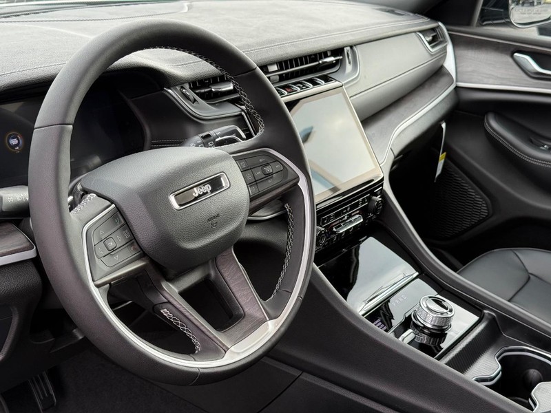 Jeep Grand Cherokee Vehicle Full-screen Gallery Image 21