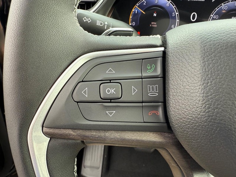 Jeep Grand Cherokee Vehicle Full-screen Gallery Image 22