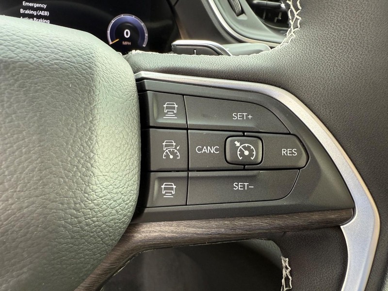 Jeep Grand Cherokee Vehicle Full-screen Gallery Image 23