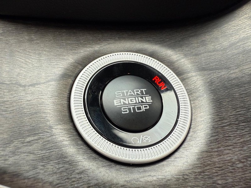 Jeep Grand Cherokee Vehicle Full-screen Gallery Image 24