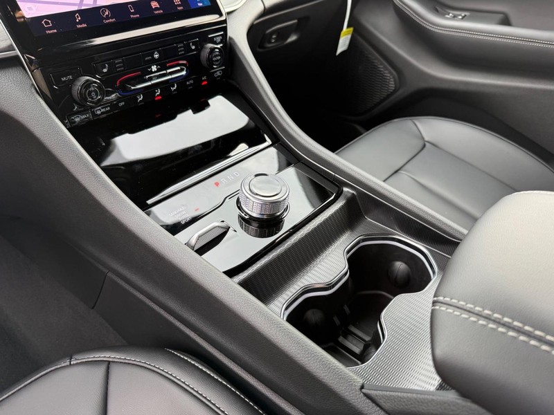 Jeep Grand Cherokee Vehicle Full-screen Gallery Image 29