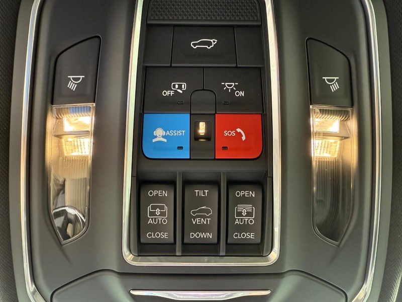 Jeep Grand Cherokee Vehicle Full-screen Gallery Image 31