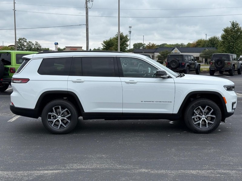 Jeep Grand Cherokee L Vehicle Full-screen Gallery Image 2