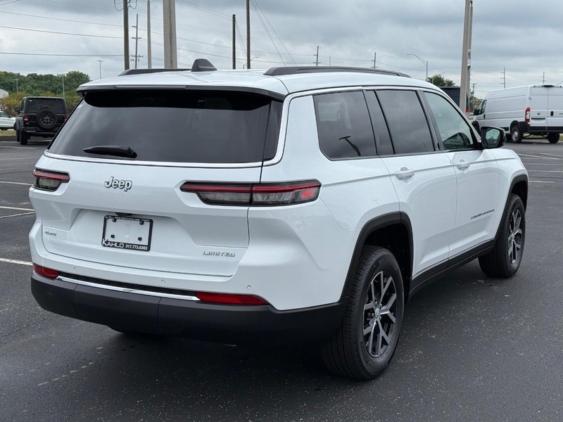 Jeep Grand Cherokee L Vehicle Full-screen Gallery Image 3