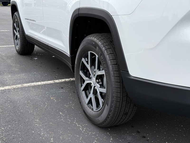 Jeep Grand Cherokee L Vehicle Full-screen Gallery Image 6