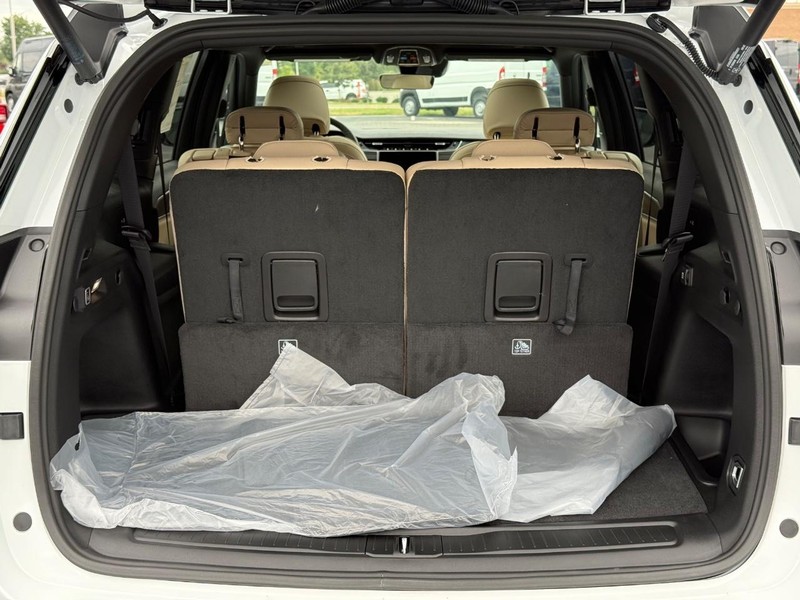 Jeep Grand Cherokee L Vehicle Full-screen Gallery Image 7