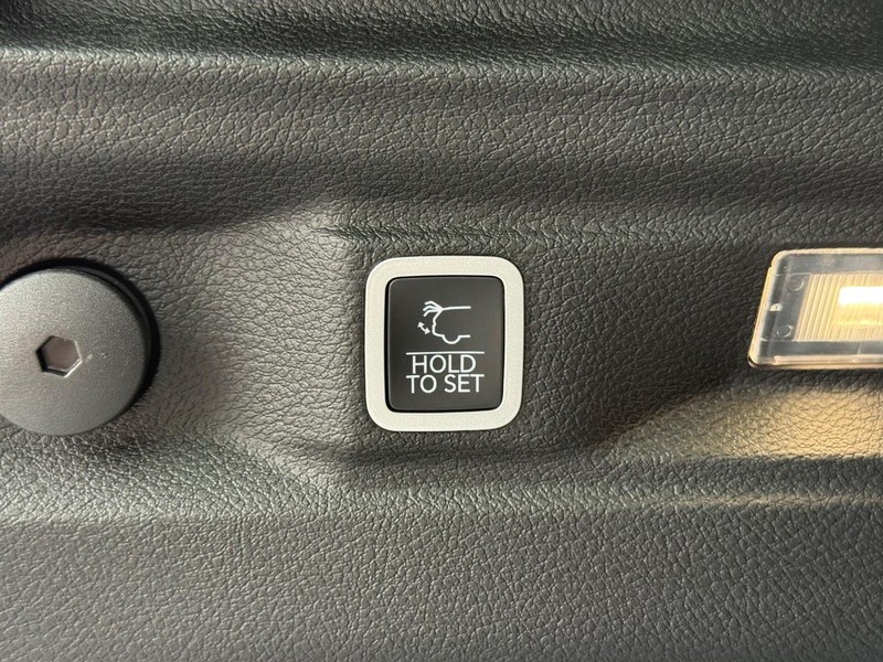 Jeep Grand Cherokee L Vehicle Full-screen Gallery Image 8