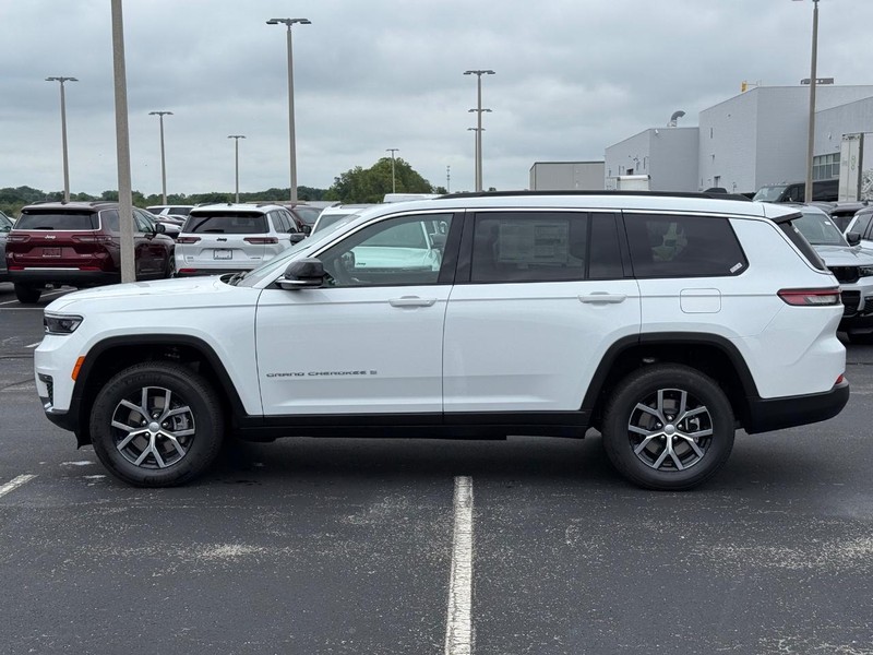 Jeep Grand Cherokee L Vehicle Full-screen Gallery Image 9