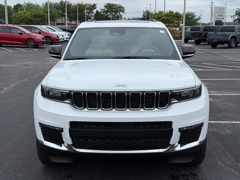 Jeep Grand Cherokee L Vehicle Full-screen Gallery Image 11