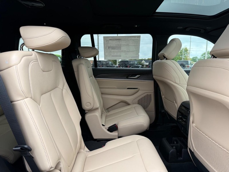 Jeep Grand Cherokee L Vehicle Full-screen Gallery Image 12