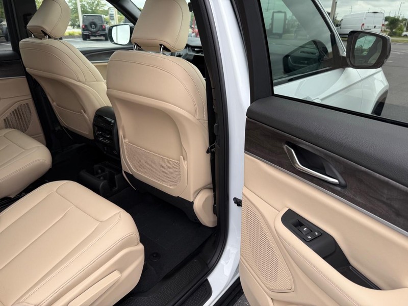 Jeep Grand Cherokee L Vehicle Full-screen Gallery Image 13