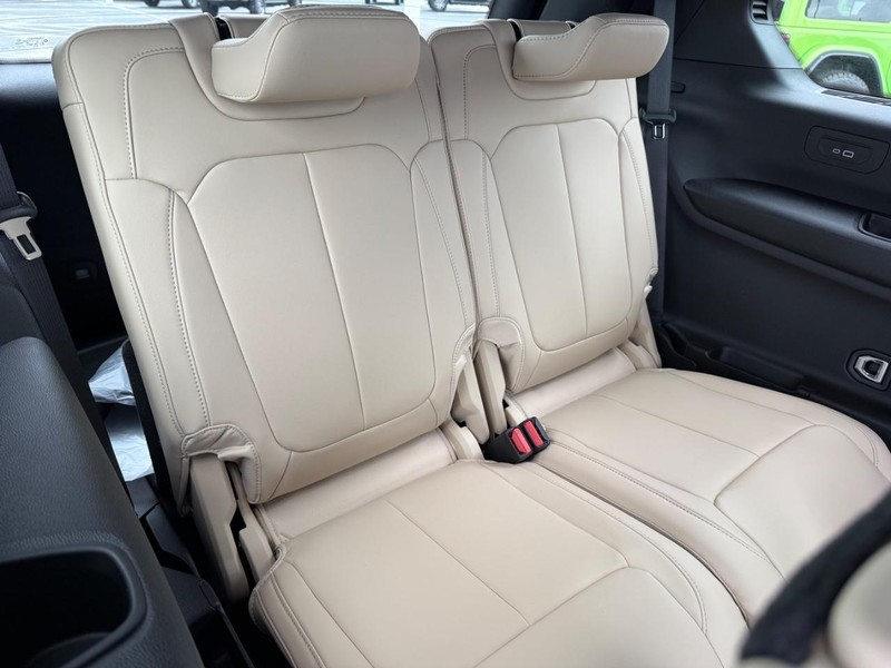 Jeep Grand Cherokee L Vehicle Full-screen Gallery Image 14