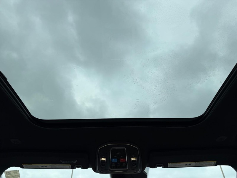 Jeep Grand Cherokee L Vehicle Full-screen Gallery Image 15