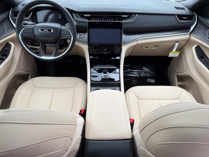 Jeep Grand Cherokee L Vehicle Full-screen Gallery Image 16