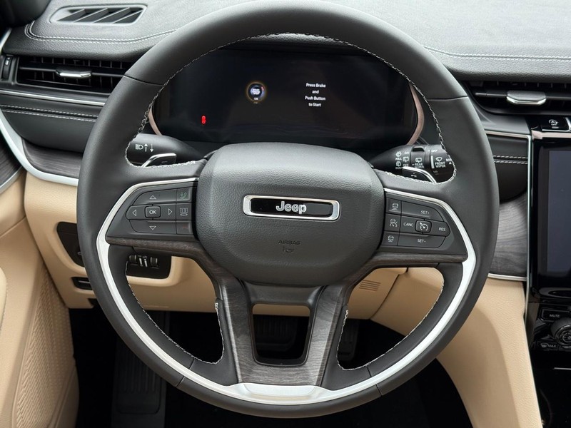 Jeep Grand Cherokee L Vehicle Full-screen Gallery Image 17