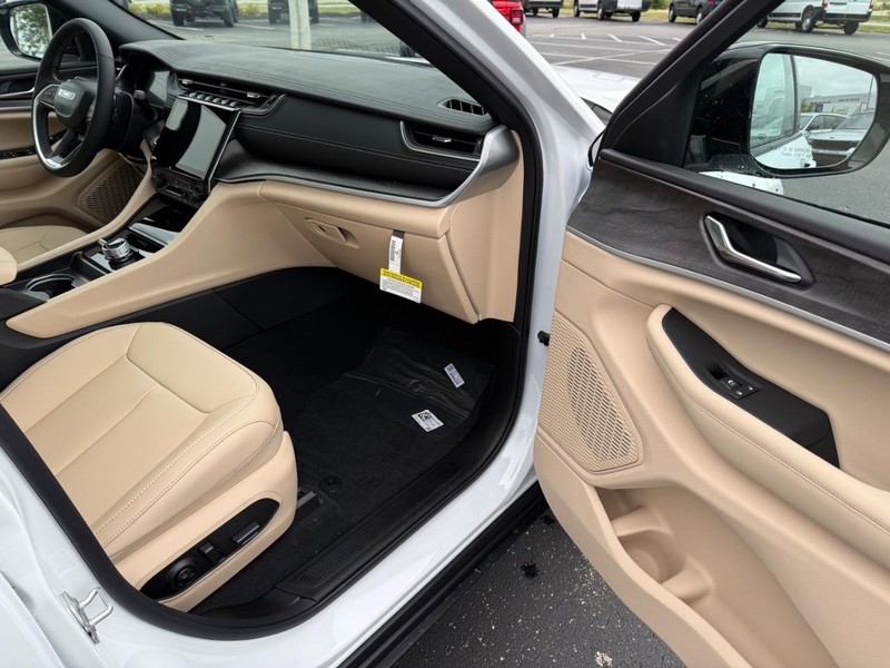 Jeep Grand Cherokee L Vehicle Full-screen Gallery Image 18