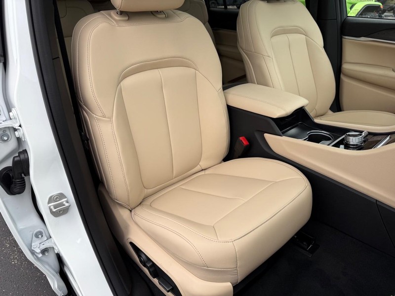 Jeep Grand Cherokee L Vehicle Full-screen Gallery Image 19