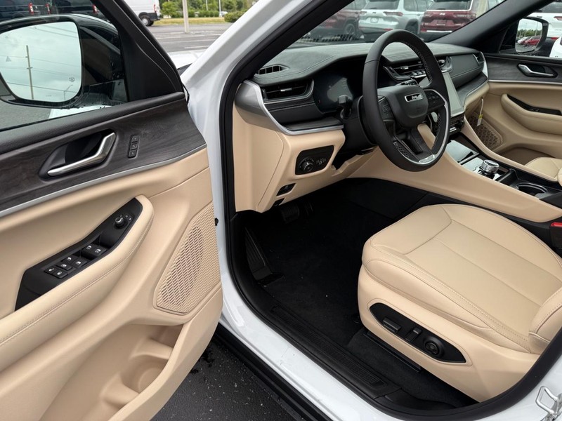 Jeep Grand Cherokee L Vehicle Full-screen Gallery Image 20