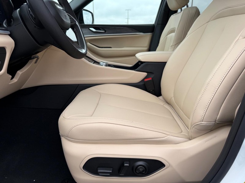 Jeep Grand Cherokee L Vehicle Full-screen Gallery Image 21